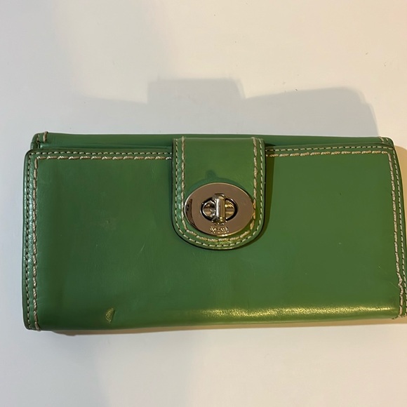 COACH VINTAGE Y2K AVOCADO GREEN LEATHER TURN-LOCK BIFOLD WALLET - Picture 2 of 10